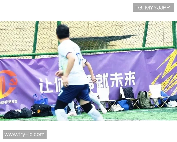 足球明星们在家中观看比赛的精彩瞬间与感人故事分享